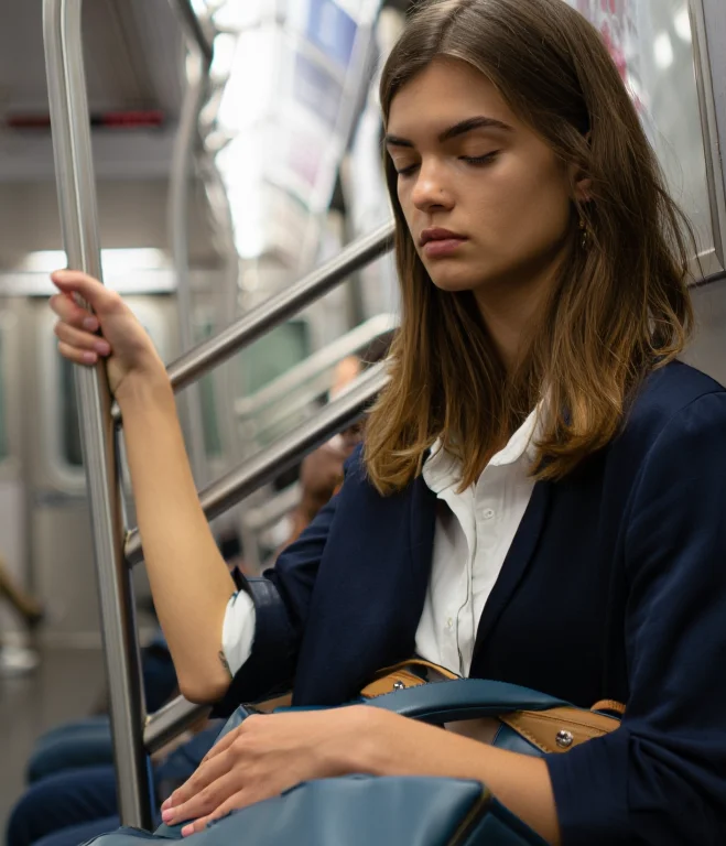 Девушка в метро